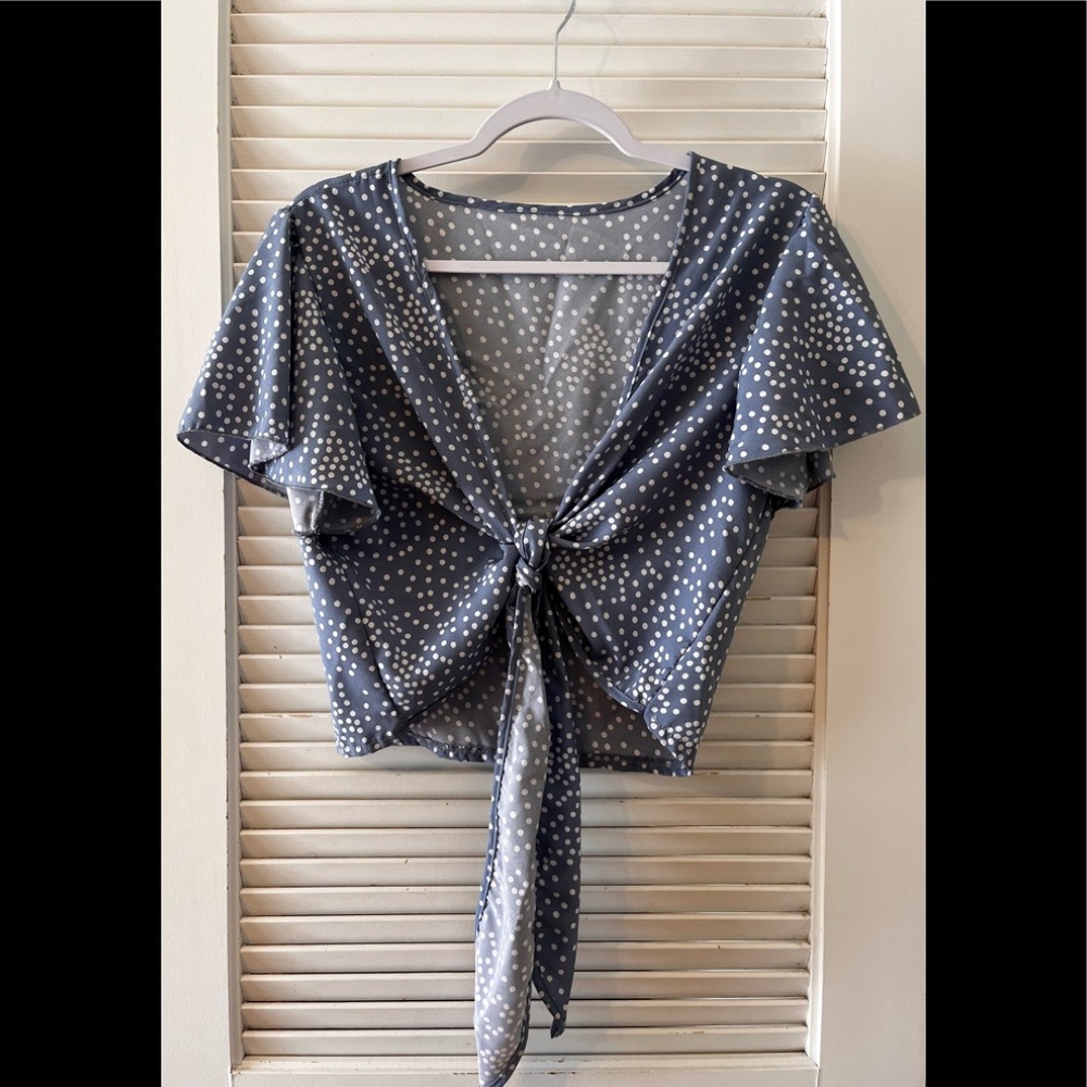Polka-dot front tie crop